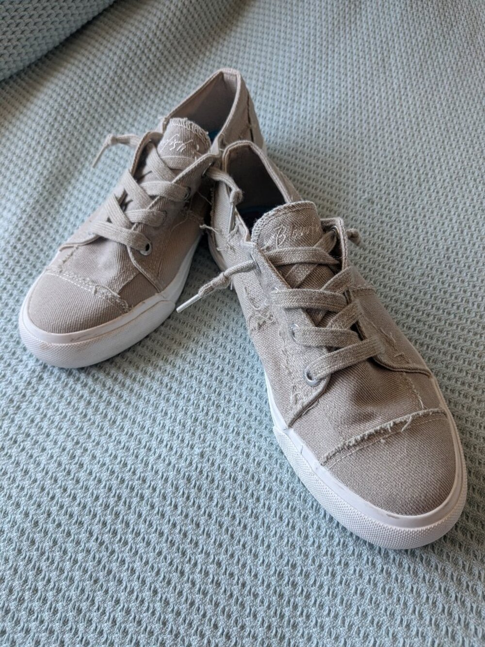 NWOT BLOWFISH Low-Top Canvas Sneakers in Taupe